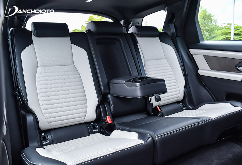 Hàng ghế thứ hai của Land Rover Discovery Sport 2023 có thể trượt và ngả lưng
