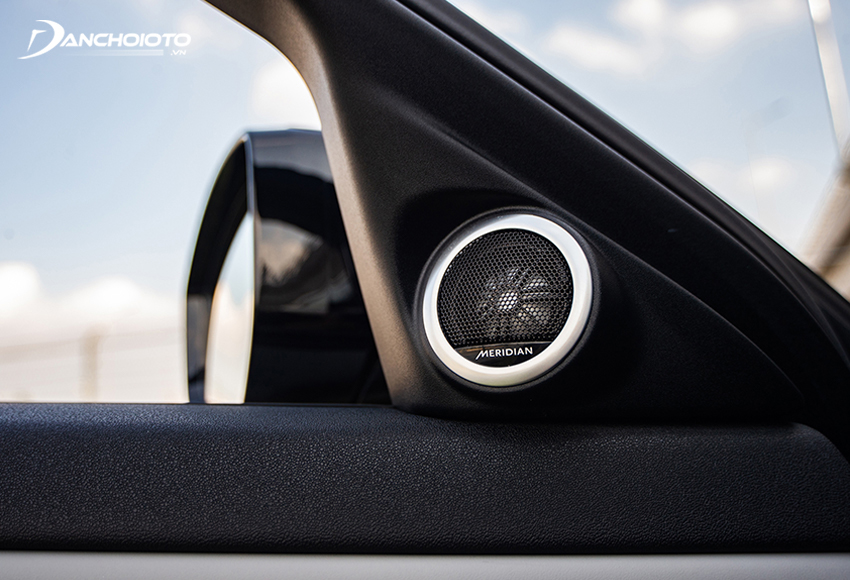 Hệ thống âm thanh trên Range Rover Evoque 2023 được trang bị với dàn 11 loa cao cấp Meridian
