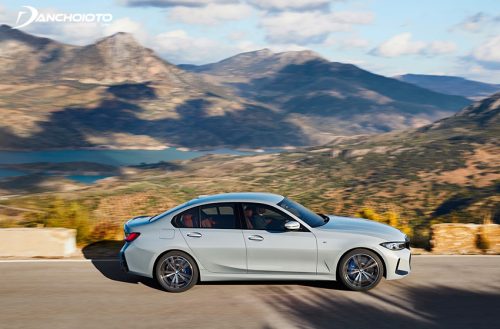 Hệ thống lái BMW 330i M Sport sử dụng kiểu biến thiên thể thao kết hợp trợ lực điện Servotronic cho phản ứng nhanh