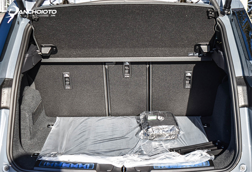 Khoang hành lý của Evoque Range Rover khá nhỏ với dung tích 591 lít