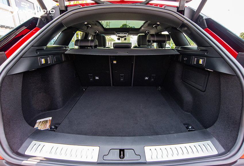 Khoang hành lý của Land Rover Range Rover Velar 2024 có dung tích lên đến 548 lít