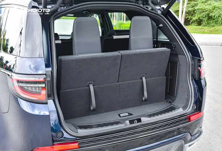 Khoang hành lý của mẫu xe Rover Discovery Sport 2024 có dung tích lên đến 548 lít