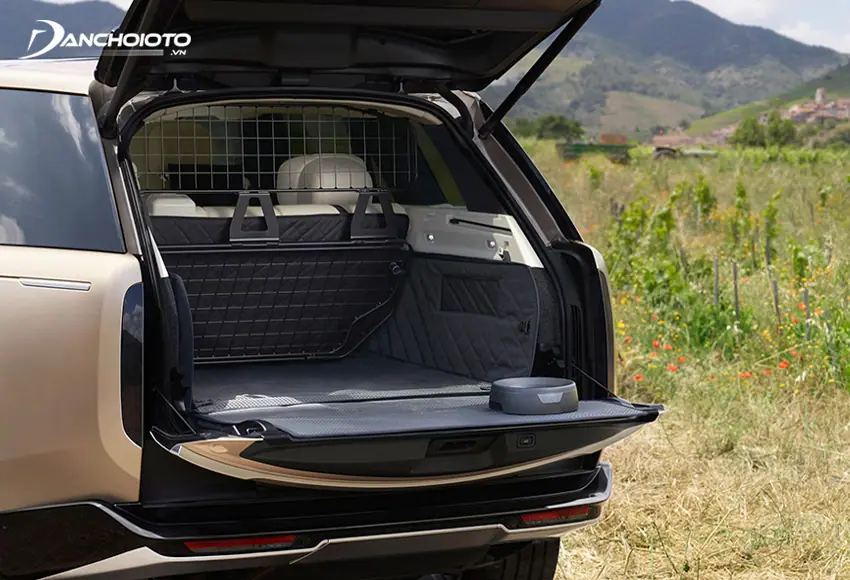 Khoang hành lý trên Land Rover Range Rover 2024 có dung tích lên đến 900 lít