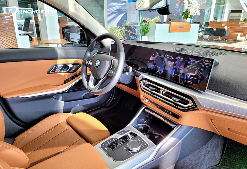 Khoang lái của BMW 320i 2023 đậm đà chất thể thao và có phần trẻ trung hơn