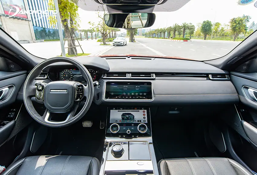Khoang nội thất của Land Rover Range Rover Velar 2024 được thiết kế tinh giản, tinh tế