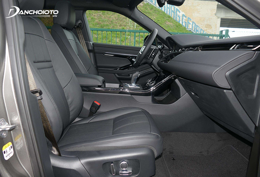 Không gian ghế ngồi trên Land Rover Range Rover Evoque 2023 có phần hơi khiêm tốn