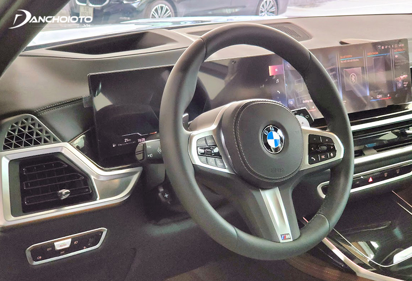 Khu vực lái của BMW X7 2024 được đánh giá khá tương đồng với X5
