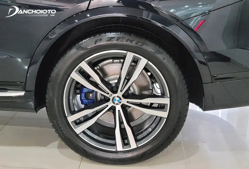 La zăng trên bản BMW X7 M Sport có kích thước 21 inch kiểu 754 M