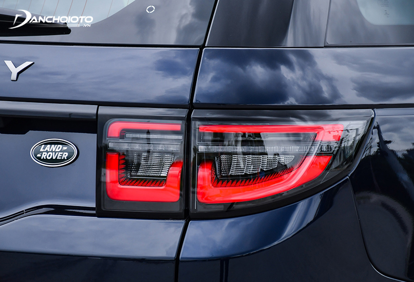 Land Rover Discovery Sport 2023 thiết kế cụm đèn hậu dạng LED hình chữ U khá giống với những đàn anh của Discovery