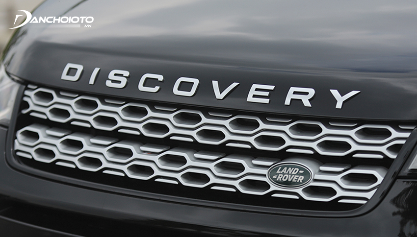 Land Rover Discovery Sport 2023 trang bị lưới tản nhiệt hai thanh mỏng dạng chrome