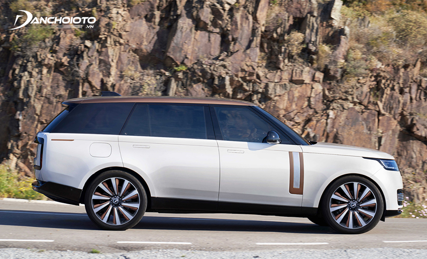 Land Rover Range Rover 2023 cho cảm giác khá ổn định khi rẽ và lướt thoải mái trên mặt đường gồ ghề