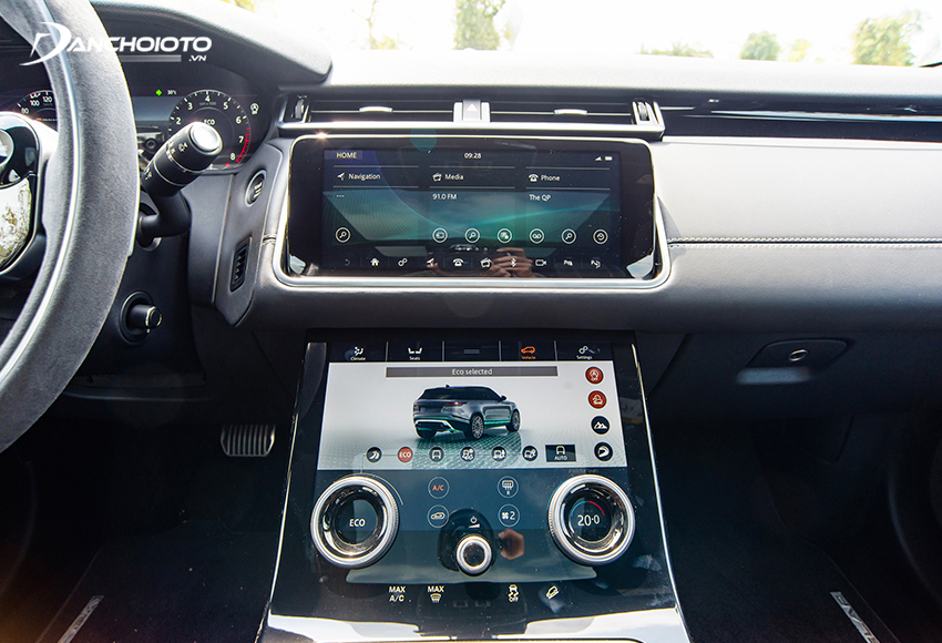 Land Rover Range Rover Velar 2023 sở hữu hai màn hình cảm ứng 10 inch được tích hợp liền mạch