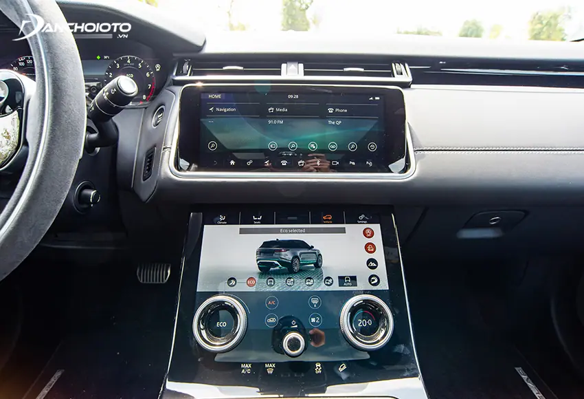 Land Rover Range Rover Velar 2024 sở hữu hai màn hình cảm ứng 10 inch được tích hợp liền mạch