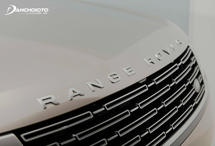 Lưới tản nhiệt của Land Rover Range Rover 2023 viền chrome, bên trong là những mảng kim loại hình chữ nhật