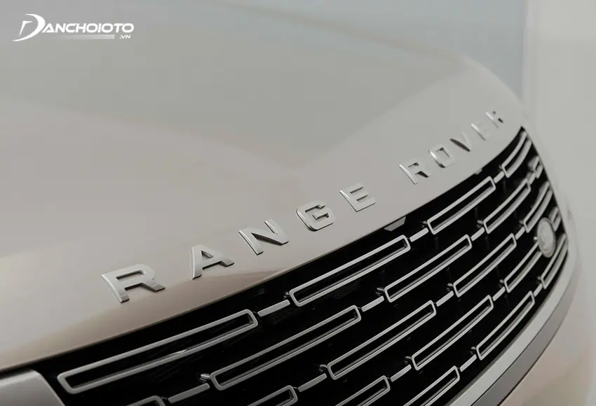 Lưới tản nhiệt của Land Rover Range Rover 2024 viền chrome, bên trong là những mảng kim loại hình chữ nhật