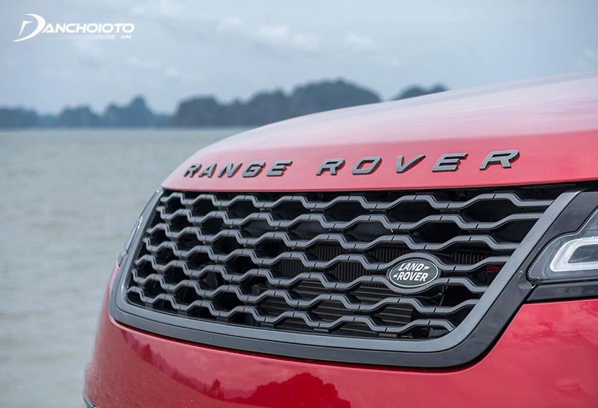 Lưới tản nhiệt trên Rover Velar 2023 hình vuông dạng tổ ong đặc trưng của thương hiệu Land Rover