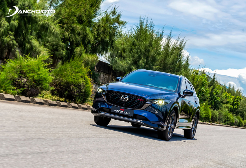 Mazda CX5 sử dụng trợ lực lái điện, nhẹ khi đi phố, chắc tay hơn khi vận hành tốc độ cao