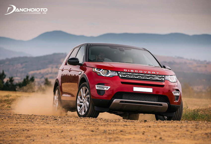 Nhiều đánh giá cho rằng vô lăng của Land Rover Discovery Sport 2023 khá nặng với lần lái đầu tiên
