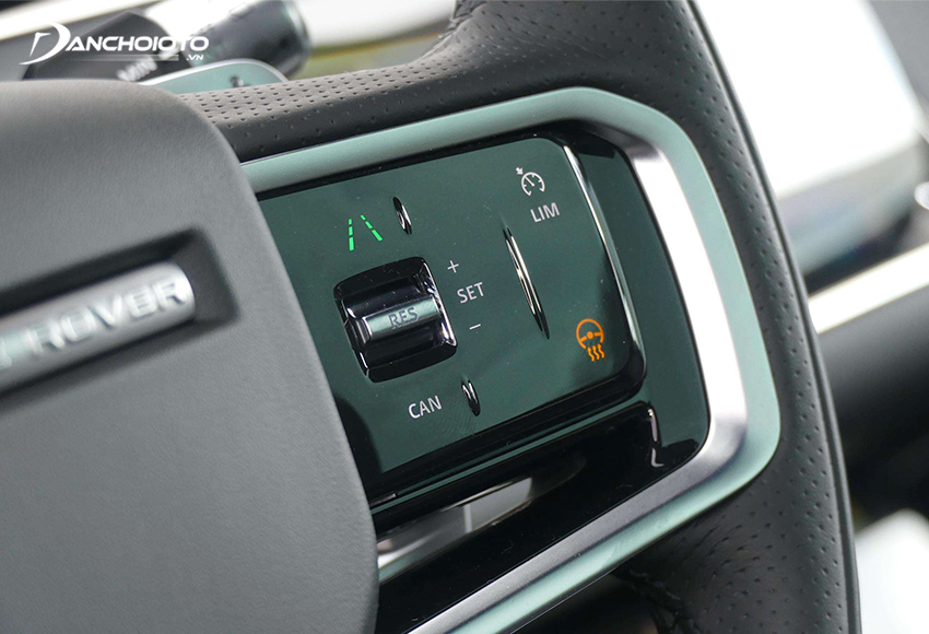 Nút bấm của Range Rover Evoque 2023 và các chi tiết được đặt khéo léo và gọn gàng ngay trên tay lái