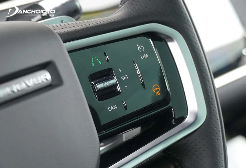 Nút bấm của Range Rover Evoque 2024 và các chi tiết được đặt khéo léo và gọn gàng ngay trên tay lái