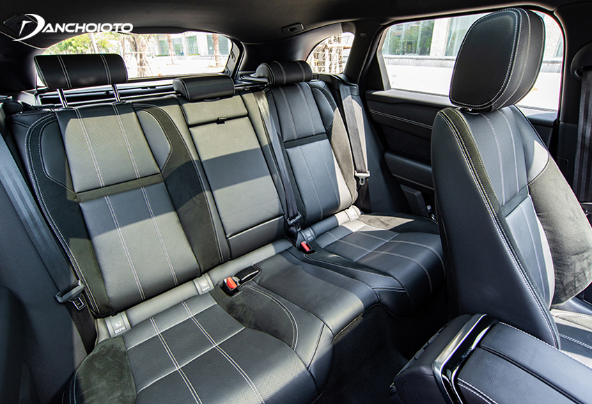 Ở hàng ghế thứ hai, Range Rover Velar 2023 sở hữu chức năng ngả lưng bằng điện mang đến sự thoải mái hơn cho người ngồi