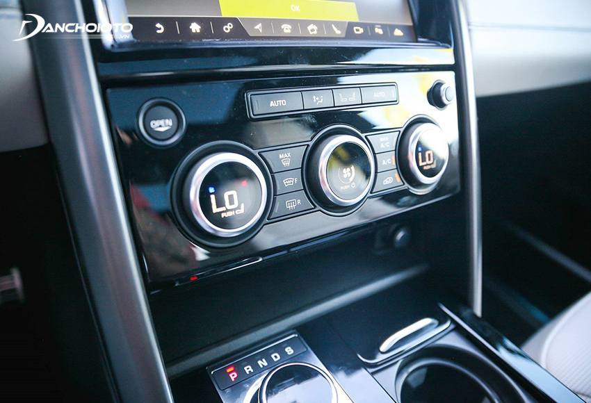 Phía dưới màn hình cảm ứng là các nút điều chỉnh hệ thống làm mát trên Land Rover Discovery 2023