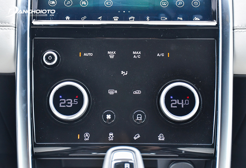 Phía dưới màn hình là hệ thống điều khiển điều hòa trên Rover Discovery Sport 2024