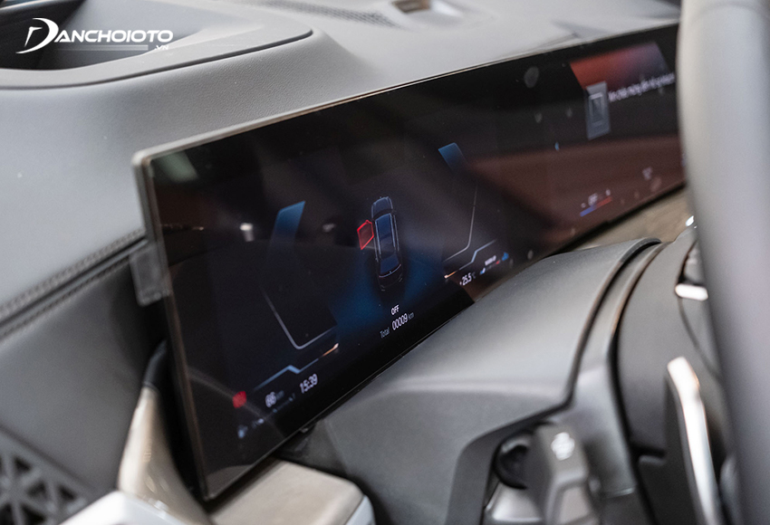 Phía sau tay lái của BMW X7 2024 là màn hình đa thông tin 12,3 inch