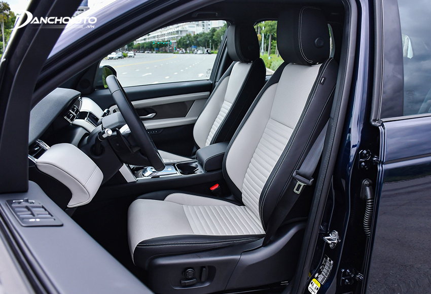 Tất cả các ghế ngồi trên Land Rover Discovery Sport 2023 đều được bọc da cao cấp