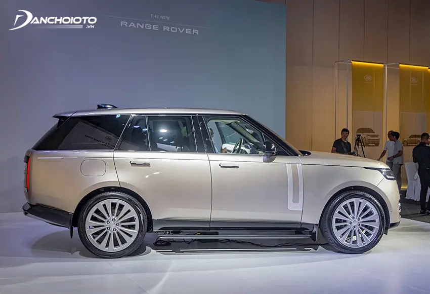 Thân xe Land Rover Range Rover 2024 đúng chuẩn SUV với mảng khối liền mạch cùng những đường “điêu khắc” đẹp mắt