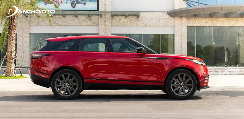Thân xe Land Rover Range Rover Velar 2024 mạnh mẽ, vững chãi đúng chuẩn mẫu xe SUV hạng trung