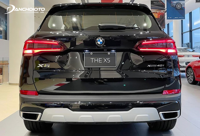 Tổng thể đuôi xe BMW X5 2023 trông khá vuông vức