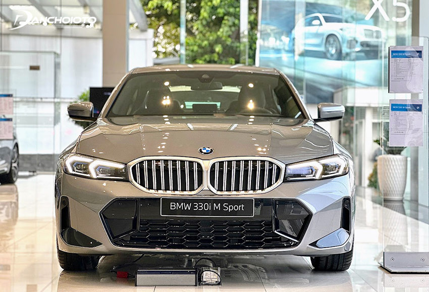 Trung tâm BMW 330i M Sport 2023 là lưới tản nhiệt quả thận đặc trưng kết nối liền mạch cùng cụm đèn trước