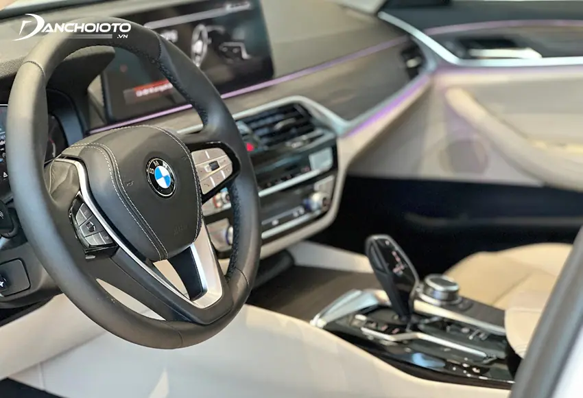 Vô lăng BMW 520i và 530i 2024 kiểu dáng 3 chấu thể thao, tích hợp đầy đủ các phím chức năng