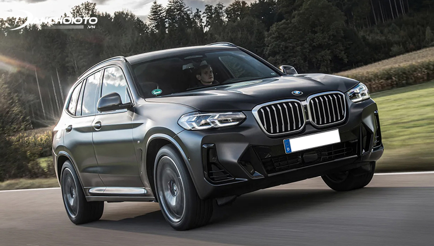 Vô lăng BMW X3 2023 cho cảm giác đánh lái nhẹ nhàng kể cả dải tốc độ thấp