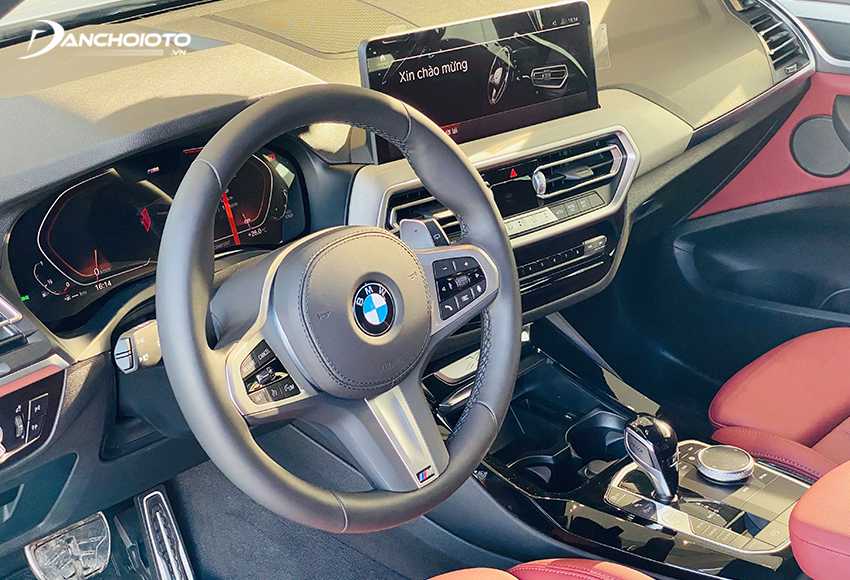 Vô lăng BMW X3 2023 được bọc da tích hợp phím chức năng và lẫy chuyển số