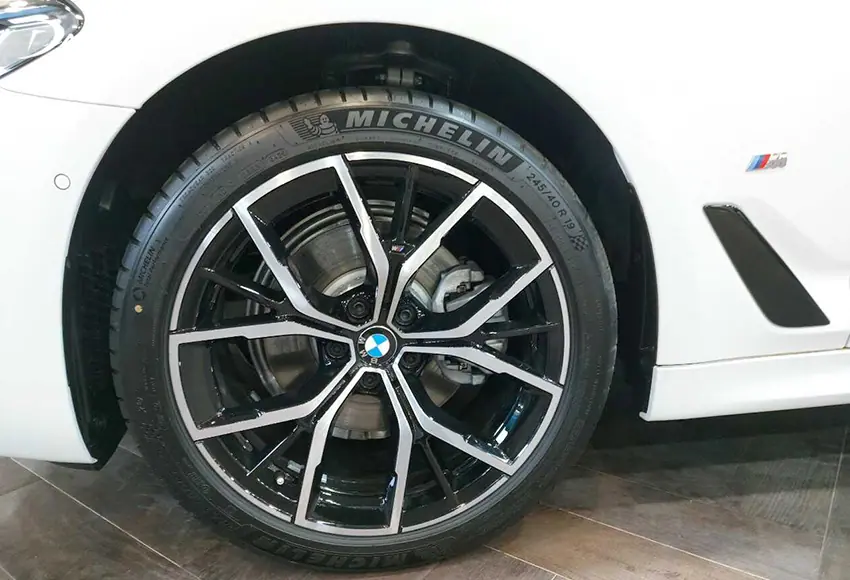 lazang BMW 520i 2024 được nâng cấp lên kích thước 19 inch thay vì 18 và 19 inch như trước