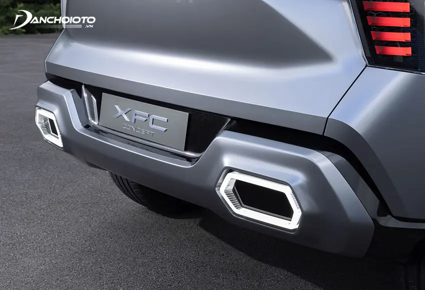 Cản sau Mitsubishi XFC Concept 2024 mở rộng to bản, được ốp kim loại tích hợp với cụm đèn hình lục giác