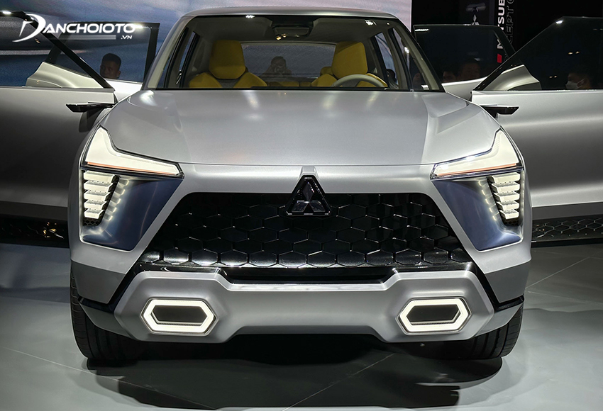 Đầu xe Mitsubishi XFC Concept 2023 nổi bật với nắp capo kéo dài, các đường gân dập nổi khỏe khoắn