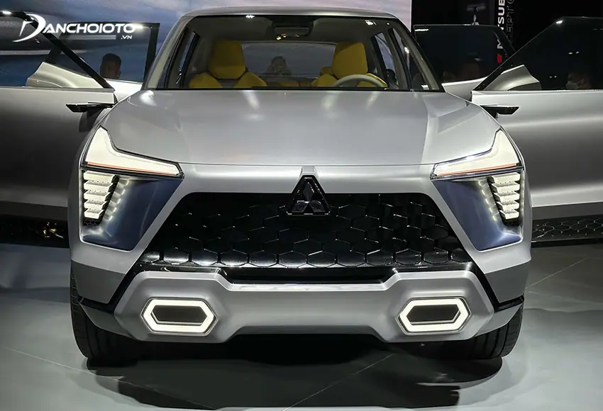 Đầu xe Mitsubishi XFC Concept 2024 nổi bật với nắp capo kéo dài, các đường gân dập nổi khỏe khoắn