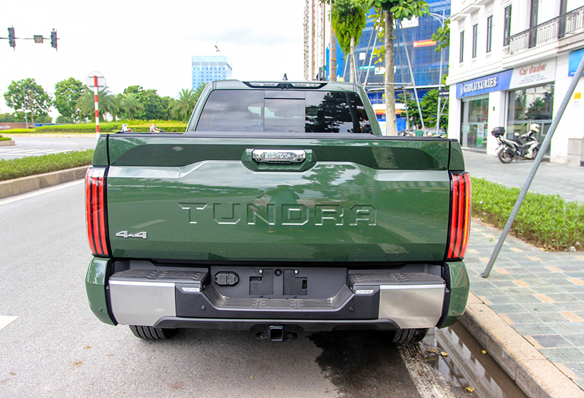 Đuôi xe Toyota Tundra 2023 đầy mạnh mẽ và quyến rũ