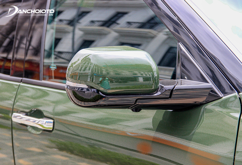 Gương chiếu hậu Toyota Tundra 2023 cùng màu than xe, được tích hợp các tính năng chỉnh điện, gập điện, đèn báo rẽ