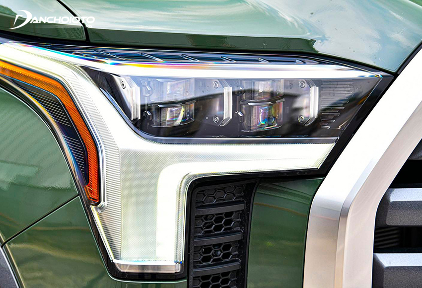 Hệ thống đèn chiếu sáng trước của Toyota Tundra gây ấn tượng với tạo hình chữ T
