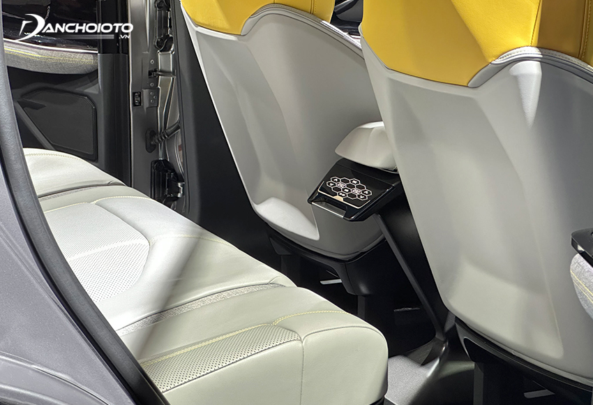 Màn hình cảm ứng điều khiển trên hàng ghế thứ 2 của Mitsubishi XFC Concept 2023