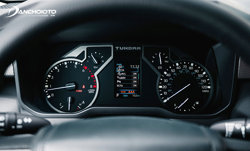 Phía sau là màn hình dạng Analog cơ bản và kết hợp cùng đồng hồ 4.2 inch trên Toyota Tundra 2023