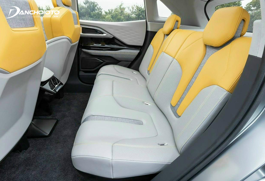 Tại hàng ghế thứ hai ngồi trên Mitsubishi XFC Concept 2023 tuy chỉ có 2 tựa đầu nhưng ngồi 3 người vẫn tương đối dễ chịu