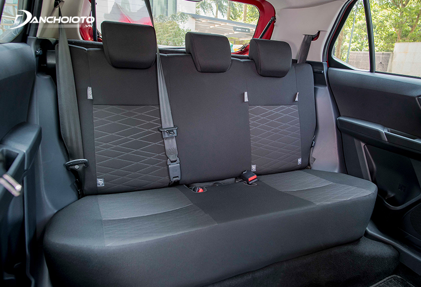 Hàng ghế sau Toyota Wigo 2024 có 3 phần tựa đầu riêng biệt, điều chỉnh gập 50:50