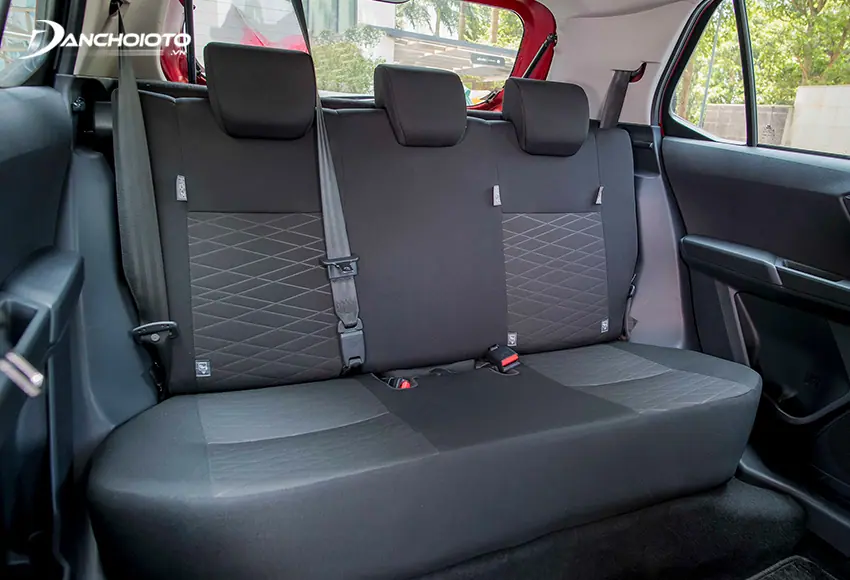 Hàng ghế sau Toyota Wigo 2023 có 3 phần tựa đầu riêng biệt, điều chỉnh gập 50:50