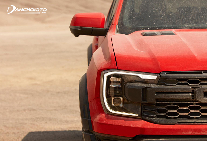 Cụm đèn Ford Ranger Raptor 2023 tạo hình chữ C tương tự như Ford Ranger