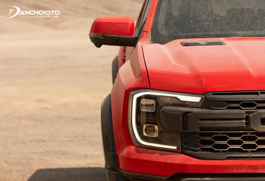 Cụm đèn Ford Ranger Raptor 2024 tạo hình chữ C tương tự như Ford Ranger